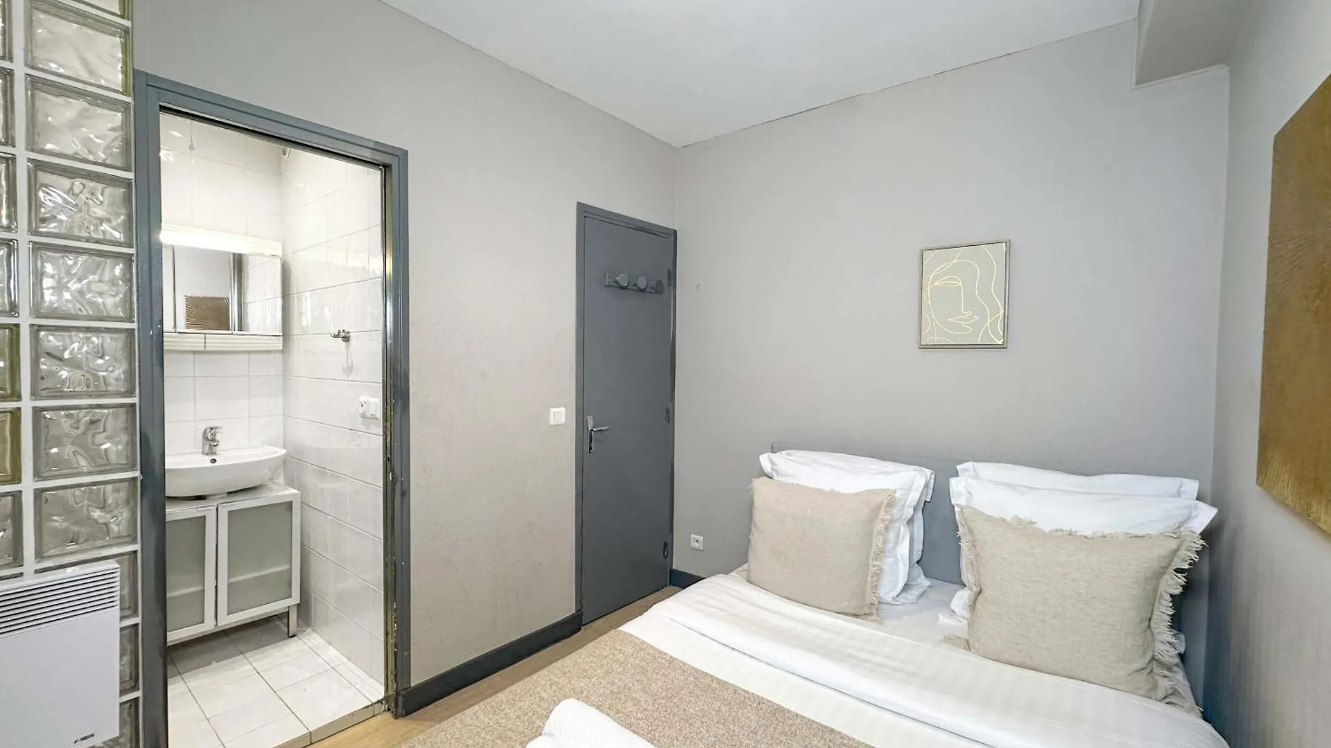 Outstanding Deal In Paris 0*,