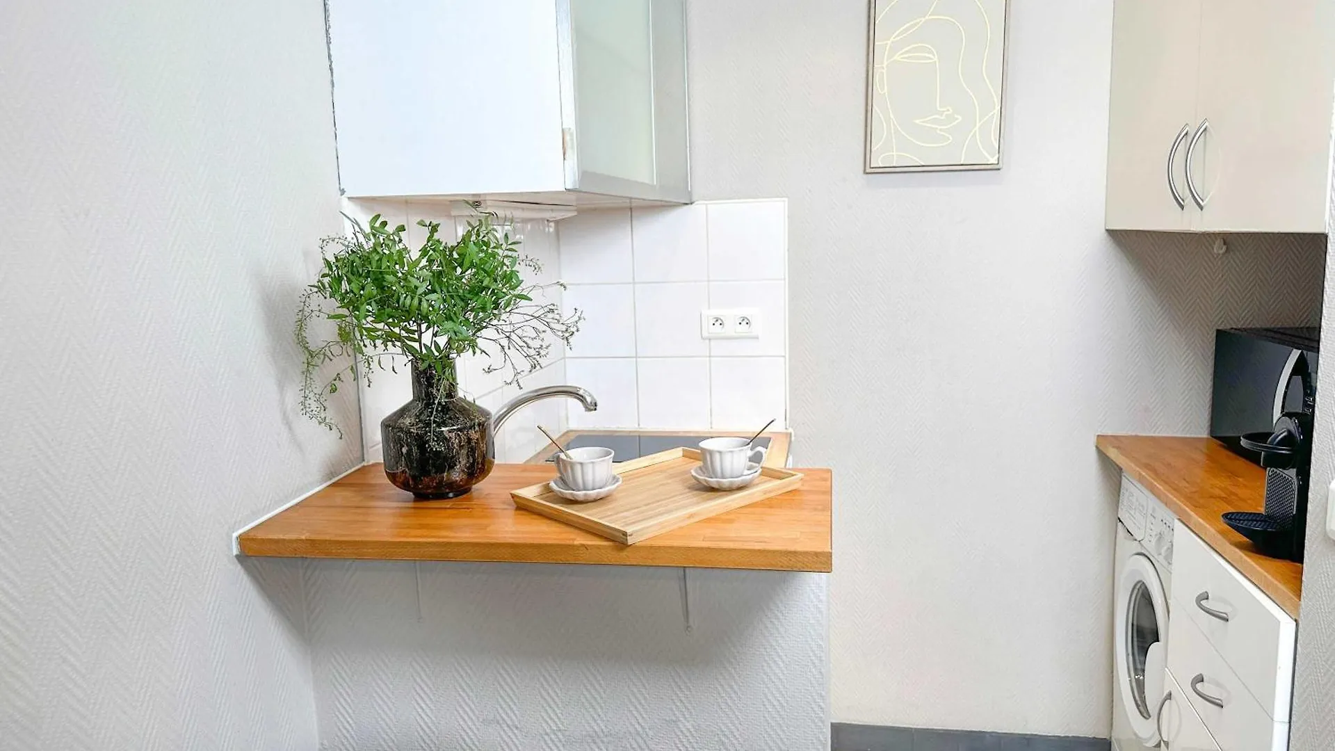 Outstanding Deal In Paris 0*,  França